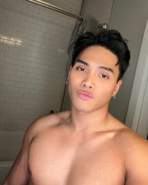 Aura Mayari Instagram - Before I slap 100 pounds of make up on. The lighting said, “take a selfie!”