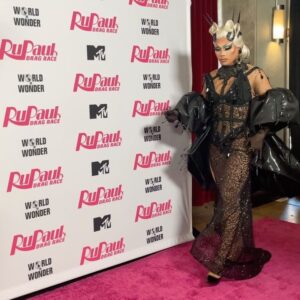 Aura Mayari Instagram - When the moon becomes a star. 🌙
@rupaulsdragrace finale this Friday! Catch the other half of my look ;)

👗 @jeffreykellydesigns 
💇‍♀️ @polishedwigs 
💍 @gemzbygenesis 
📸 @welovequeens & gettyimages