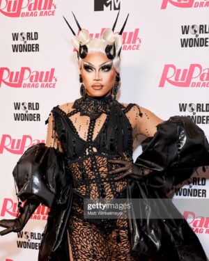 Aura Mayari Instagram - When the moon becomes a star. 🌙
@rupaulsdragrace finale this Friday! Catch the other half of my look ;)

👗 @jeffreykellydesigns 
💇‍♀️ @polishedwigs 
💍 @gemzbygenesis 
📸 @welovequeens & gettyimages
