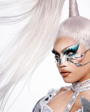 Aura Mayari Instagram - Alien Superstar 👽💫
Outfit by @jeffreykellydesigns 
Hair by @the1stvanitymirror 
📸 @alyssabarkerphoto