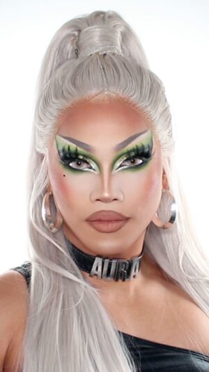 Aura Mayari Instagram - I used to hate the color green 💚 #makeuptransition #makeuptransformation