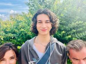 Aure Atika Instagram - Notre fils ainé, présentation en deux temps 
@thibault.bonft 
Et autre bonus

#cloviscornillac #vacancesforcées