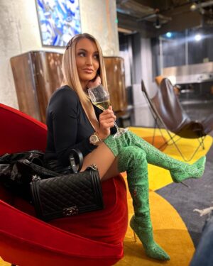 Aurélie Dotremont Instagram - Bonne soirée à tout les 🐍 de ce monde 🤍