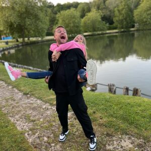 Aurélie Dotremont Instagram - 🎶 

On s’était donner rendez vous dans 10 ans

A toi , mon Jerem 
J’aimerai crié au monde à quel point tu es drôle mais ils le savent déjà .
J’aimerai dire à tout ceux qui te critiquent qu’ils ne te connaissent pas au fond mais ça aussi ils le savent déjà .
En revanche ce qu’ils ne savent pas c’est que tu as un coeur pur , sincère & loyale.
Il y’a 10 ans on se découvrait pour la première fois ensuite les choses de la vie ont fait qu’on a perdu tout les deux confiance en ce monde unpeu particulier dans le quel nous évoluons. 
Aujourd’hui j’ai la certitude que notre amitié était et est toujours sincère. 
Nous avons peu être perdu des années mais ce qui est sûr c’est qu’il nous en reste encore beaucoup pour vivre pleins de beaux moment de joie & de rigolade (toi unpeu moins parce que tu es plus vieux mais…😝) .
J’espère en tout les cas te garder dans ma vie maintenant que nous sommes devenu là meilleure versions de nous même♥️

Nos retrouvailles était incroyable , j’ai re u 20 ans le temps d’un instant .

Ne part pas trotrotrotro loinnn ♥️
Je t’aime d’amour.
@jeremstar