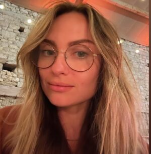 Aurélie Pons Instagram - Coucou je mets ici une liste des rôles que j’aimerai bien jouer au cas où :
Une cagole, professeur des écoles, une tireuse d’élite, Sam ou Clover dans les Totally Spies, une conne, une pilote de f1, motarde, danseuse pro, footballeuse pro, une folle, une femme de mafieux dans les années 70, kill bill française, Pretty woman? une prof de poterie ou de cirque, un clone/robot dans un film de science fiction, jouer dans Avatar 3 (@jamescameronofficial ), une boxeuse, une bergère, une bonne sœur, un mec de cité etc etc… merci 
Si vous avez d’autres idées n’hésitez pas dans les coms
