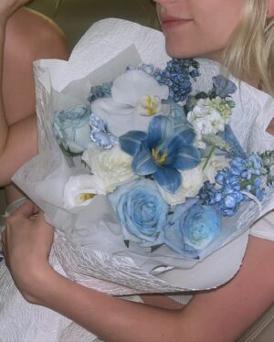 Aurora Aksnes Instagram - Wearing flowers for dinner
💙