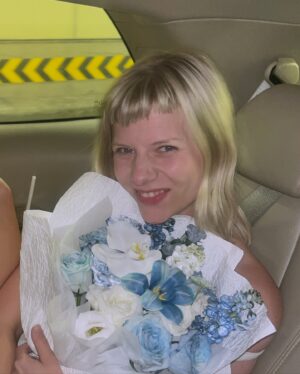 Aurora Aksnes Instagram - Wearing flowers for dinner
💙