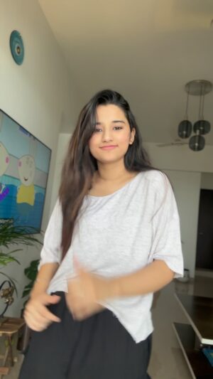 Aurra Bhatnagar Badoni Instagram - ⭐️✨ cuz it’s trending ⭐️✨

Dc: @mona712