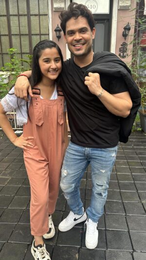 Aurra Bhatnagar Badoni Instagram - Ok fineeee I’ll dance with u 🙄😂✨

📸: @deeptibhatnagarbadoni