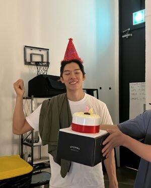 Austin Kang Instagram - 케이크 먹으면 안되는데….오늘은 조금 먹어도 되는 거 맞지? 😏