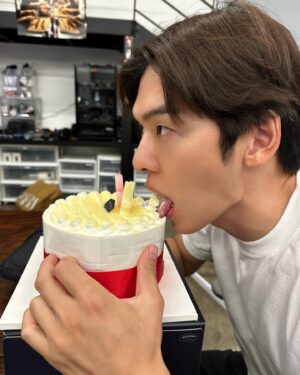 Austin Kang Instagram - 케이크 먹으면 안되는데….오늘은 조금 먹어도 되는 거 맞지? 😏
