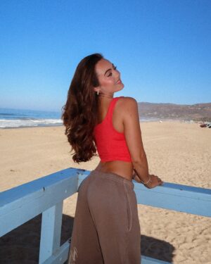 Ava Allan Instagram - can’t let my tan fade 

wearing @zeagoo.official