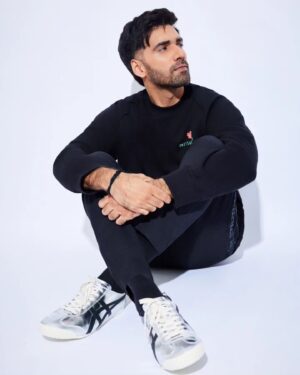 Avinash Tiwary Instagram - Roaring Into Style with @onitsukatigerindia 

#onitsukatiger 
#collab

Hair- @anshul_hair 
Makeup- @ravisolanki.18 
📷- @homyarpatel