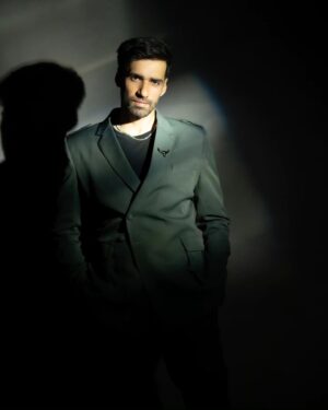 Avinash Tiwary Instagram - The Daydream You Choose
The Nightmare You Deserve!

Outfit by @shop_kohra
Lapel pin by @cosanostraastudio
Shoes by @rossobrunelloofficial
Styled by @tanyakalraaa
Team @aakritii.07
HMU @anshul_hair @ravisolanki.18
📸 @navneet_photography