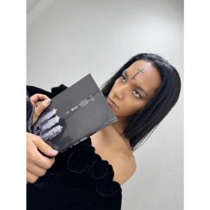 Avu-chan Instagram - 『qb図鑑Ⅱ』
とんでもない一冊を世に送り出しました⚔️
女王蜂が気になるなら、全員読みな