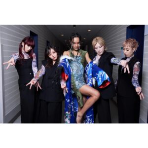 Avu-chan Instagram - 女王蜂全国ホールツアー『十二次元＋01』
東京千秋楽をもちまして全公演終了しました！
とんでもない舞台の日々⚔️
ご来場頂いた総てのみなさん、ありがとうございました💙
「いえーい⚔️」