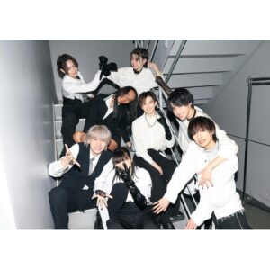 Avu-chan Instagram - 「新しければ孤独、許されれば個性、突き通れば孤高」
歌詞にしようかと思う程。

ニヤニヤしちゃいます。
『この簡単な正解と、気休めの安心が一切ない』ただ深く拡がる大海・熱量・龍宮城のステージ。
そこへと毎度躊躇なく飛び込み、苦悩とよろこびを自ら探し、最深部を自在に泳ごうとひたすらに努める7人。

昇龍。
オーディション番組最終話の続きは、ますます深まり、異常にたのしい永遠の真剣勝負。
時間を忘れさせる為のこの場所で、愛弟子が可愛くて仕方ない？
甘い。綺麗事なんてひとつも言えない。
真剣な表現者たちと共に深くと潜り、高くと昇る日々。
いっそずっとあのカメラを回してくれていたらいいのに！
ならば曲にしようと思う程。

誕生日に宛ててここまでの贈り物を作ってくれるので、やっぱりあれは伝説の番組で、彼らは生徒・出身者であり、わたしはどこまでも先生でしたね。

手紙に書き込まれた言葉通り、19人各自・叶えに来てください。
「大丈夫」と言えば、伝わるかしら？
あなたたちは地獄の教室出身です。
やれないことなんて、ほんとうにない。

全員、ありがとう。

龍宮城、次回のツアーは「DEEP WAVE」
とんでもないものを用意して、
正真正銘、唯一無二の遊泳区・オルタナティブ歌謡舞踊集団によるダンスフロアをご覧にいれますので、おたのしみに！

え？これを読んでいるあなたとですよー
おたのしみに！
#龍宮城

2024は頂きます