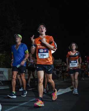 Axel Auriant Instagram - Mon deuxième marathon et de loin le plus dur sur le tracé olympique 🫠
42,195km / 436 de D  / 4h33 en ayant couru 5 fois en un an…
Merci @claudehenriduriez & @camille.emie de m’avoir fait confiance pour intégrer cette team de fou furieux @teamorangerunning 🥹🧡