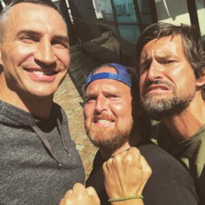 Axel Stein Instagram - Guckt mal wen wir in #Hamburg getroffen haben. 
#Vladi wollte unbedingt ein Foto machen … 🙄🙄🙄
😅🥊

@tombeckphotos