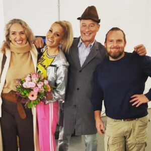 Axel Stein Instagram - #endlichnormaleleute #reunited #haumeisterkrause #happyfamily 👏🏻😻
#sichersicher #vollnormal

@tomgerhardtnormaaal @janinekunzeofficial #ireneschwarz 
Freitag @lukemockridgetv @thereallukemockridge @sat.1