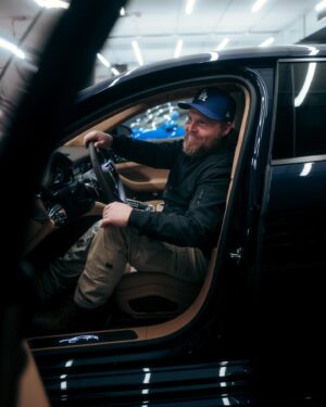 Axel Stein Instagram - Schaut mal was in meinem 1. Türchen heute war. Mein neuer Wegbegleiter für 2023❤️🎁
Wie sehr ich mich freue!🫶🏻
Wir werden ganz viel Zeit miteinander verbringen. 🏁

@porsche #porsche 
#panamera4ehybrid #sportturismo #liebeaufdenerstenblick #drivenbydreams 
#werbung 

Panamera 4 E-Hybrid Sport Turismo: Kraftstoffverbrauch kombiniert: 2,3–2,2 l/100 km (NEFZ); 2,7–2,1 l/100 km (WLTP, gewichtet); CO2-Emissionen kombiniert: 51–49 g/km (NEFZ); 60–49 g/km (WLTP, gewichtet); Stromverbrauch kombiniert: 18,2–17,5 kWh/100 km (NEFZ); 24,9–23,1 kWh/100 km (WLTP, gewichtet); Elektrische Reichweite (EAER): 47–54 km; Elektrische Reichweite Stadt (EAER Stadt): 51–55 km; Stand 12/2022