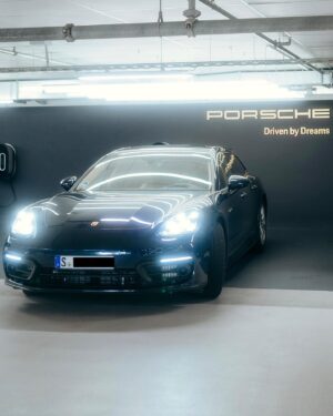Axel Stein Instagram - Schaut mal was in meinem 1. Türchen heute war. Mein neuer Wegbegleiter für 2023❤️🎁
Wie sehr ich mich freue!🫶🏻
Wir werden ganz viel Zeit miteinander verbringen. 🏁

@porsche #porsche 
#panamera4ehybrid #sportturismo #liebeaufdenerstenblick #drivenbydreams 
#werbung 

Panamera 4 E-Hybrid Sport Turismo: Kraftstoffverbrauch kombiniert: 2,3–2,2 l/100 km (NEFZ); 2,7–2,1 l/100 km (WLTP, gewichtet); CO2-Emissionen kombiniert: 51–49 g/km (NEFZ); 60–49 g/km (WLTP, gewichtet); Stromverbrauch kombiniert: 18,2–17,5 kWh/100 km (NEFZ); 24,9–23,1 kWh/100 km (WLTP, gewichtet); Elektrische Reichweite (EAER): 47–54 km; Elektrische Reichweite Stadt (EAER Stadt): 51–55 km; Stand 12/2022