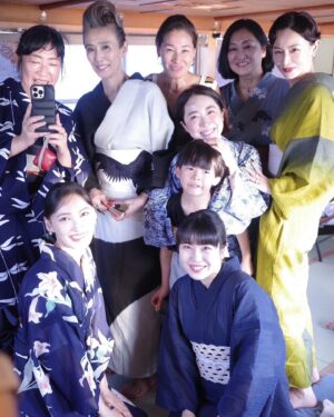Aya Omasa Instagram - プライベートで久しぶりに浴衣を着て👘✨間近で花火を堪能することができました🎇

素晴らしい機会に感謝です！
京子さんのお酌する佇まいも美しく、ついついシャッターを📸✨