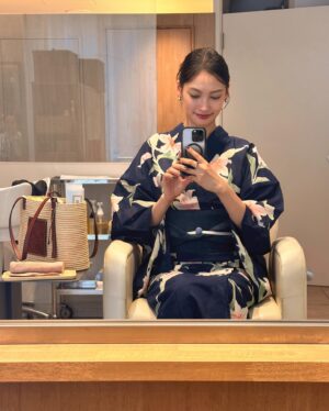 Aya Omasa Instagram - プライベートで久しぶりに浴衣を着て👘✨間近で花火を堪能することができました🎇

素晴らしい機会に感謝です！
京子さんのお酌する佇まいも美しく、ついついシャッターを📸✨