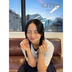 Ayame Misaki Instagram - dark tone💇‍♀️✂️

髪の毛がパサついてので、TOKIOトリートメントのかなりしっとりのを混ぜて？もらってつやんとした。毛量が多いから、すいてもらってかるくなったよ。夏はドライヤーの時間がしんどいから助かります！！

めぐたんLove🤍ありがとう

@meg_kodama  @littleharajuku 
#meg_arrange #hair #hairstyle #haircolor #haircut
#hairsalon #美容室 #💇‍♀️ #美容院 #✂️ #トリートメント