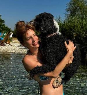 Ayça Varlıer Instagram - Our Raki:) Spanish Water Dog❤️ @ekinbartlett @ianbartlett421 #azmaknehriakyaka