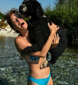 Ayça Varlıer Instagram - Our Raki:) Spanish Water Dog❤️ @ekinbartlett @ianbartlett421 #azmaknehriakyaka