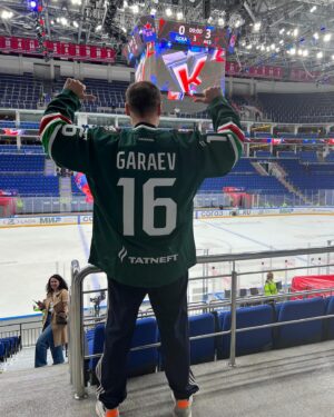 Aydar Garaev Instagram - Лучшая игра с каучуковой шайбой из всех! С днем хоккея всех причастных и болеющих
🤜🏼💥🤛🏼

#хоккейроссии
#деньхоккея