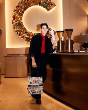 Ayden Sng Instagram - From 🇨🇳 to 🇸🇬 with @CHAGEE.SG ⁣⁣
⁣⁣
Comforting me from hot days on set in Hengdian to now, hot days in Singapore 🤩 Congrats on the opening of your second store at Plaza Singapura! 🎉🥳⁣⁣
⁣⁣
16-18th Aug, expect the most awesome promotions from: 1-1 Large Jasmine Green Milk Tea to FREE upgrade of Tear & Win cup with every purchase of a Large Milk Tea! ⁣
⁣⁣
🎁 Prizes include Jo Malone perfumes, Tom Ford lipsticks, exclusive CHAGEE swag and drink vouchers! ⁣⁣
⁣⁣ 
To brewing good times ahead with CHAGEE!⁣
⁣⁣
#CHAGEESingapore #CHAGEESGGrandOpening #CHAGEESG #CHAGEETOGETHER