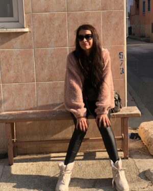 Ayhan Taş Instagram - Ellerin,sıcak vatanıdır bereketli toprakların  Soluğunun baharında büyür papatyalar  İçinde hep,hep olmak istediğim  Nadide Masal’dır özgürce yüzen Akya’lar.  @esintas13