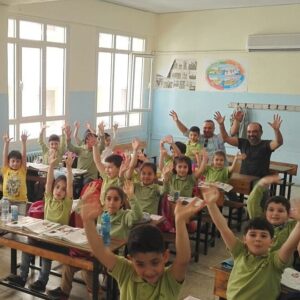 Ayhan Taş Instagram - Dokuz Eylül İlköğretim okuluna sürpriz yaptım..duygulandım vallaaa..