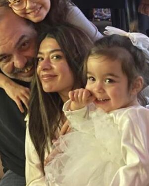 Ayhan Taş Instagram - Ellerin,sıcak vatanıdır bereketli toprakların  Soluğunun baharında büyür papatyalar  İçinde hep,hep olmak istediğim  Nadide Masal’dır özgürce yüzen Akya’lar.  @esintas13