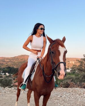 Aylin Engör Instagram - 🐎🌟Özgürlüğün ve gücün bu muhteşem hissiyatını yaşamak inanılmazdı. Hemen ders almaya karar verdim😍😍#atbinme #özgürlük