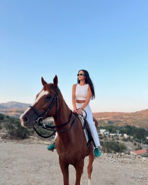 Aylin Engör Instagram - 🐎🌟Özgürlüğün ve gücün bu muhteşem hissiyatını yaşamak inanılmazdı. Hemen ders almaya karar verdim😍😍#atbinme #özgürlük