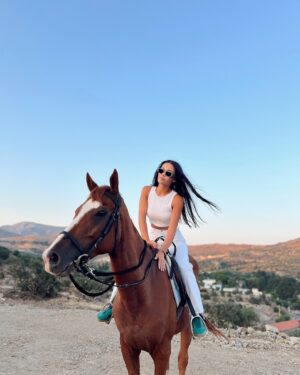 Aylin Engör Instagram - 🐎🌟Özgürlüğün ve gücün bu muhteşem hissiyatını yaşamak inanılmazdı. Hemen ders almaya karar verdim😍😍#atbinme #özgürlük