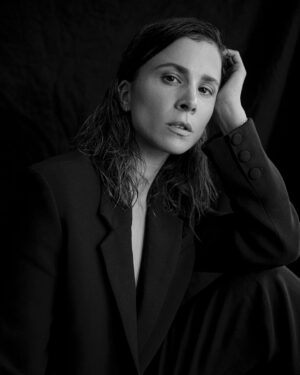 Aylin Tezel Instagram - 🤍🖤
in @malaikaraiss captured by @puria_safary