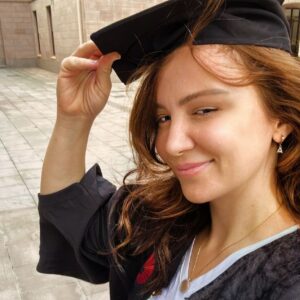 Ayşe Şule Bilgiç Instagram - “1) Çocuklar ve Cinsellik” ilk instagram eğitimimizdi. 

Peşine “2) Akran Zorbalığı Eğitimi” yaptık abonelerimizle… Bu eğitimler 29 gün boyunca açık. İsteyen abone olup hemen eğitim içeriklerine ulaşabilir. 

Şimdi sıradaki eğitimi açıklıyorum: “3) Ergenlerle İletişim”…

Soru yanıtlarda bazen yazıştık bu başlığı ama şöyle derli toplu aklınızda oturması gereken  başlıkları çerçeveleyip tüm ergen anne ve babalarını (ve potansiyel ergen anne babalarını) hizalamak istiyorum. 

Ergenliğin ne olduğunu anlayabilirseniz çocuğunuzla kuracağınız iletişimin rengi, tonu, dozu onun gelişimine destek olacak şekle bürünecektir.

3) Ergenlerle İletişim Eğitimi ile önceki “1) Çocuklar ve Cinsellik 2) Akran Zorbalığı” Eğitimlerini edinmek ve sonraki tüm eğitimlere katılabilmek için ana sayfamdaki ABONELİK butonundan 39,90 a abone olun. 

Abonelerimizle her eğitime özel açtığım abone kanalımızda konunun temel çerçevesini, güncel durumu, günlük hayat yansımalarını ve genel yani en sık karşılaşılan konuları anlatıyorum. 

Sonra da her başlık için o konularla ilgili sadece kanaldaki abonelerime açık bir zoom buluşması yapacağım.(sınav yapacağım burda sizi 😆)

Bir takipçim ile DM yazışmamızda “ben bu eğitime 3000-5000 tl verirdim, içeriğinden o kadar memnun kaldım ve 39,90 verdiğim için kendimi haksızlık yapmış gibi hissediyorum, ben nasıl daha fazla para ödeyebilirim?” dedi. 🥰🤦‍♀️

Ben de “3000 verirdim diyorsanız 3000 i yuvarlayalım 40 a bölelim, 75 yapıyor, en az 75 ay abonelikte kalın, ayrılmayın hem de her yeni eğitime de katılabilirsiniz.” dedim. “Ama öyle her eğitimde hep ben borçlu kalırım” dedi. “Bunun borçlusu alacaklısı yok. Abone kalmaya devam edin bana yeter.” dedim. 💕😇

Sonra da aklıma @beraberiyilesecegiz geldi,benim kurduğum bir sivil inisiyatif, yakında bu inisiyatifi Türkiye’de terapi hizmeti almaya maddi gücü yetmeyen insanların bağışlanan seansları ücretsiz alabildikleri bir yapıya dönüştürüyoruz. 

Eğitimlerime katılıp gördüğünüz fayda karşılığında daha fazla destek olmak isterseniz duyuracağım şekilde terapi seansı bağışlayabilirsiniz. 💕🙏🏻

Hep daha iyiye gitmekse ortak amacımız o zaman @beraberiyilesecegiz 💪🏻👏🏻🙏🏻

Abone olanlar kaleye mum diksin!