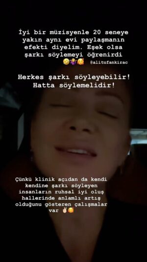 Ayşe Şule Bilgiç Instagram - Sık sık eve iş getirme dememe rağmen evin içinde ne enstrüman sesi ne şarkı söyleyen eksik olmadı yıllardır 😎😇

E iyi ve canlı müziğe maruz kalmanın kişisel faydaları da olmadı değil. 

Baktım her yalnız kaldığımda ben de şarkı söylüyorum ama ilk zamanlar ne söyleme, ne söyleme! 😎 @pepee şarkıları ile bir nebze antrenmanlı olsam da yetişkin ve iddialı şarkılar söylemek hem de böyle bir ustanın yakınlarında hiç kolay değildi. Zaten daha çok banyoda, trafikte vs söylüyordum. 

Bir süre sonra müzikle psikolojik iyi oluş bağlantısı hakkında yapılmış araştırmaları okumaya başladım. Okuduğum bir araştırmada kendi başına şarkı söyleyen kişilerin ruhsal iyi oluş hallerinin hiç şarkı söylemeyenlere oranla anlamlı derecede yukarda olduğu bulgusu dikkat çekiciydi. 

Bir ruh sağlığı uzmanı olarak nasıl ve ne kadar yetenekli olduğunuzdan bağımsız olarak özellikle de ruh halinize uygun, duygularınıza ayna olan şarkıları söylemenin güzel bir sağaltıma vesile olması sebebi ile faydalı olduğuna ben de şahsi denemelerimden ve gözlemlerimle inanıyorum.

Demem o ki, performans kaygısı gütmeden canınız her istediğinde “şu an beni anlatıyor” dediğiniz şarkıları bol bol söyleyin. 

Neydi? Müzik ruhun gıdasıydı💕💕