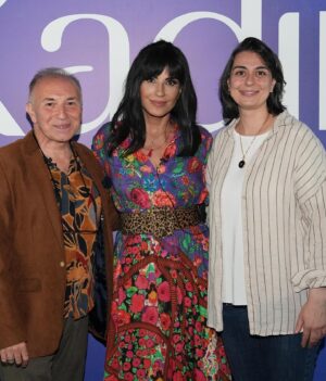 Ayşegül Aldinç Instagram - Yüzümde nasıl da güller açmış di mi?
Tabii ki bir sebebi var:
Sevgili dostum Özen Yula’nın çocukluğumdan beri çok sevdiğim Üsküdar semtinin Nevmekân Sahil’inde düzenlenen “Kadın Söyleşileri” ne katıldım dün.
🌹🌹🌹
Bir kadın olarak varlığıyla övündüğüm, tanışmaktan çok mutlu olduğum Üsküdar  Belediye Başkanı Sayın Sinem Dedetaş’ın himayelerinde gerçekleşmeye devam edecek olan bu söyleşiler canım Özen Yula’nın derya deniz bilgisi, tiryakilik yaratan hoş sohbetiyle bambaşka bir lezzete dönüşüyor.
Çarşambaları 19.00- 20.00 arası takibinizde olsun.
🌹🌹🌹
Özetle bana kendimi çok iyi hissettiren bir akşam üstü yaşadım ve bu mutluluğu sizinle paylaşmak istedim.
Emeği geçenlere ve sohbetimize varlıklarıyla değer katan katılımcılara çok teşekkür ederim.🙏🏼😊
@ozenyula 
@uskudarbld 
@sinem.dedetas 
#kadınsohbetleri 
#üsküdarbelediyesi 
#sinemdedetaş 
#özenyula
#ayşegülaldinç