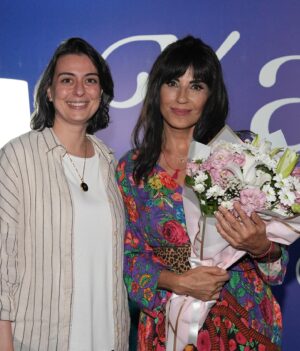 Ayşegül Aldinç Instagram - Yüzümde nasıl da güller açmış di mi?
Tabii ki bir sebebi var:
Sevgili dostum Özen Yula’nın çocukluğumdan beri çok sevdiğim Üsküdar semtinin Nevmekân Sahil’inde düzenlenen “Kadın Söyleşileri” ne katıldım dün.
🌹🌹🌹
Bir kadın olarak varlığıyla övündüğüm, tanışmaktan çok mutlu olduğum Üsküdar  Belediye Başkanı Sayın Sinem Dedetaş’ın himayelerinde gerçekleşmeye devam edecek olan bu söyleşiler canım Özen Yula’nın derya deniz bilgisi, tiryakilik yaratan hoş sohbetiyle bambaşka bir lezzete dönüşüyor.
Çarşambaları 19.00- 20.00 arası takibinizde olsun.
🌹🌹🌹
Özetle bana kendimi çok iyi hissettiren bir akşam üstü yaşadım ve bu mutluluğu sizinle paylaşmak istedim.
Emeği geçenlere ve sohbetimize varlıklarıyla değer katan katılımcılara çok teşekkür ederim.🙏🏼😊
@ozenyula 
@uskudarbld 
@sinem.dedetas 
#kadınsohbetleri 
#üsküdarbelediyesi 
#sinemdedetaş 
#özenyula
#ayşegülaldinç