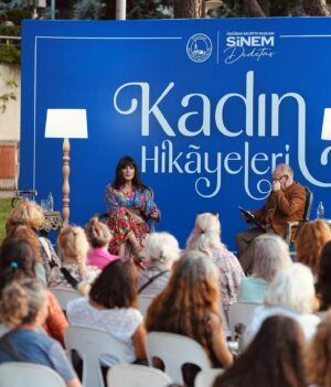 Ayşegül Aldinç Instagram - Yüzümde nasıl da güller açmış di mi?
Tabii ki bir sebebi var:
Sevgili dostum Özen Yula’nın çocukluğumdan beri çok sevdiğim Üsküdar semtinin Nevmekân Sahil’inde düzenlenen “Kadın Söyleşileri” ne katıldım dün.
🌹🌹🌹
Bir kadın olarak varlığıyla övündüğüm, tanışmaktan çok mutlu olduğum Üsküdar  Belediye Başkanı Sayın Sinem Dedetaş’ın himayelerinde gerçekleşmeye devam edecek olan bu söyleşiler canım Özen Yula’nın derya deniz bilgisi, tiryakilik yaratan hoş sohbetiyle bambaşka bir lezzete dönüşüyor.
Çarşambaları 19.00- 20.00 arası takibinizde olsun.
🌹🌹🌹
Özetle bana kendimi çok iyi hissettiren bir akşam üstü yaşadım ve bu mutluluğu sizinle paylaşmak istedim.
Emeği geçenlere ve sohbetimize varlıklarıyla değer katan katılımcılara çok teşekkür ederim.🙏🏼😊
@ozenyula 
@uskudarbld 
@sinem.dedetas 
#kadınsohbetleri 
#üsküdarbelediyesi 
#sinemdedetaş 
#özenyula
#ayşegülaldinç