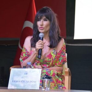 Ayşegül Aldinç Instagram - Edremit civarını su yolu yaptık diyebilirim. Her ay bir ziyaretimiz mevzubahis.😊 
Daha önce de Burhaniye Kitap Fuarı’na katılmıştım ya; işte cumartesi günü de İnkılap Yayınları’ndan çıkan kitabım Malumatfuruş/ Ayşegül’ün Günlüğü için söyleşi ve imza günü nedeniyle Akçay’da Edremit Kitap Fuarı’ndaydım.
📚📚📚
Kocca fuar alanını dolduran kitapseverler beni ziyadesiyle mutlu etti.
Dünyanın oksijen yönünden en zengin ilk üç yerinden biri  Kazdağları’nın yamacında olmak türlü sebeplerle daralmış sinelerimize nefes oldu.
(Kimilerince “Kaz Dağları” kimine göre de “Kazdağları” şeklinde yazılıyor. Hangisidir doğrudur bilemedim?)
🪿🪿🪿
Kazdağları antik çağ mitosuyla bütünleşmiş olarak  İda Dağı olarak da anılıyor.
Hikayeyi hatırlamak istediğimde gördüğüm bilgilerde mitin tamamen farklı anlatıldığını görüp biraz şaşırmadım değil.
İda ve kazı küçüklüğümden beri form olarak biblolara da konu olan bir aşkı simgeliyor diye hatırlıyorum.
Bundan söz edilmiyor oluşuna şaşırdığımı ifade etmeliyim.
Bu arada Kazdağları Manastırhan Oteli’nde kaldık.
Bir düğüne ev sahipliği yaptığı için gece epey davullu, zurnalı ve halaylı geçti!
Sakin anlarımıza eşlik eden misafirperverliklerinden dolayı mutlu hissettik.
🪿🪿🪿
Fuar alanına dönelim:
Hemen ardından benim de söyleşi için çıkacağım sahneden inen dost Yaşar Seyman’la kucaklaşıp Ankara günlerimizi andık.
Almanya’da yaşayan Tatbiki Güzel Sanatlar Seramik Bölümü’nden sınıf arkadaşım Sedat ve sevgili eşini karşımda gördüğüme hem şaşırdım, hem sevindim.
Havaalanında kaybederim yine biri yürütür neme lâzım diyerekten şal mal da almadım bu kez. ( Bak seni de unutmadım şal hırsızı!)
🧣🧣🧣
Yoğun bir katılım gösteren civar sakinlerine, bölge dışından gelip sevgisini, coşkusunu esirgemeyen tüm sevenlerime, okurlarıma bu buluşmadan dolayı çok teşekkür ederim.
Bizi bir araya getirdiği için Balıkesir ve Edremit Belediyeleri’ne ve çalışanlarına de ayrıca teşekkürlerimi sunarım.
Yine buluşmak üzere…📚🙏🏼😊
@edremitbelediye 
@balikesirbld 
@yasarseyman 
@sdt.yz 
@inkilapkitabevi 
#malumatfuruş 
#ayşegülüngünlüğü