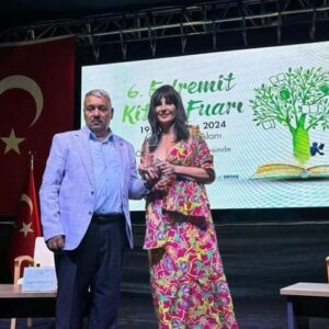 Ayşegül Aldinç Instagram - Edremit civarını su yolu yaptık diyebilirim. Her ay bir ziyaretimiz mevzubahis.😊 
Daha önce de Burhaniye Kitap Fuarı’na katılmıştım ya; işte cumartesi günü de İnkılap Yayınları’ndan çıkan kitabım Malumatfuruş/ Ayşegül’ün Günlüğü için söyleşi ve imza günü nedeniyle Akçay’da Edremit Kitap Fuarı’ndaydım.
📚📚📚
Kocca fuar alanını dolduran kitapseverler beni ziyadesiyle mutlu etti.
Dünyanın oksijen yönünden en zengin ilk üç yerinden biri  Kazdağları’nın yamacında olmak türlü sebeplerle daralmış sinelerimize nefes oldu.
(Kimilerince “Kaz Dağları” kimine göre de “Kazdağları” şeklinde yazılıyor. Hangisidir doğrudur bilemedim?)
🪿🪿🪿
Kazdağları antik çağ mitosuyla bütünleşmiş olarak  İda Dağı olarak da anılıyor.
Hikayeyi hatırlamak istediğimde gördüğüm bilgilerde mitin tamamen farklı anlatıldığını görüp biraz şaşırmadım değil.
İda ve kazı küçüklüğümden beri form olarak biblolara da konu olan bir aşkı simgeliyor diye hatırlıyorum.
Bundan söz edilmiyor oluşuna şaşırdığımı ifade etmeliyim.
Bu arada Kazdağları Manastırhan Oteli’nde kaldık.
Bir düğüne ev sahipliği yaptığı için gece epey davullu, zurnalı ve halaylı geçti!
Sakin anlarımıza eşlik eden misafirperverliklerinden dolayı mutlu hissettik.
🪿🪿🪿
Fuar alanına dönelim:
Hemen ardından benim de söyleşi için çıkacağım sahneden inen dost Yaşar Seyman’la kucaklaşıp Ankara günlerimizi andık.
Almanya’da yaşayan Tatbiki Güzel Sanatlar Seramik Bölümü’nden sınıf arkadaşım Sedat ve sevgili eşini karşımda gördüğüme hem şaşırdım, hem sevindim.
Havaalanında kaybederim yine biri yürütür neme lâzım diyerekten şal mal da almadım bu kez. ( Bak seni de unutmadım şal hırsızı!)
🧣🧣🧣
Yoğun bir katılım gösteren civar sakinlerine, bölge dışından gelip sevgisini, coşkusunu esirgemeyen tüm sevenlerime, okurlarıma bu buluşmadan dolayı çok teşekkür ederim.
Bizi bir araya getirdiği için Balıkesir ve Edremit Belediyeleri’ne ve çalışanlarına de ayrıca teşekkürlerimi sunarım.
Yine buluşmak üzere…📚🙏🏼😊
@edremitbelediye 
@balikesirbld 
@yasarseyman 
@sdt.yz 
@inkilapkitabevi 
#malumatfuruş 
#ayşegülüngünlüğü