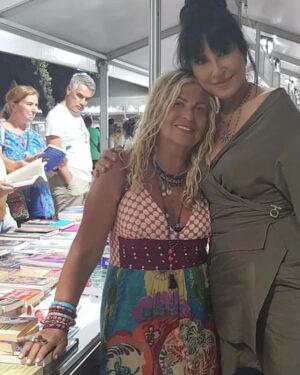 Ayşegül Aldinç Instagram - Toplaşalım lütfen  anlatasım var.😇
Bu yıl 5. si tertiplenen Burhaniye Kitap Fuarı için hareket alınca gördük ki
İstanbul’dan Balıkesir-Edremit havaalanına 40 dakikada, alandan Burhaniye’ye ise sadece 10 dakikada vâsıl olunuyor.
Kara yolu bana daima külfetli geldiğinden uçağı tercih etmek hep iyi bi fikir olmuştur özüm için.
📚📚📚
Gelelim bu şirin belde ile ilgili duygularıma…
Burhaniye’yi  çok sevdim.
Çocukluğumuzun tatil beldeleri gibi nostaljik bir havası var.
İnşaat sesini duymadığım bir sayfiye yerine gitmeyeli çok olmuş meğer!
O kadar mutlu etti ki bu gürültüsüzlük.
Katkılarından dolayı belediyeyi kutluyorum.
Bizi bir araya getirdiği için de ayrıca teşekkür ediyorum.
📚📚📚
Onur konuğu değerli Ayşe Kulin’i, çok eski tanış olduğum dost Buket Uzuner’i, ve yine bir kaç yıl önce tanımaktan mutluluk duyduğum Ataol Behramoğlu’nu, sevgili Füsun’cuğumu( Önal) tekrar görmek ancak böyle hoş sebeplere dayanıyor işte.
Komşuluk ilişkilerimizde bile hayatın gailesinden birbirine değemezken festivaller, kitap fuarları bu temasın gerçekleşmesine mükemmel bir zemin hazırlıyor.
📚📚📚
Benim söyleşi ve imza saatim 21.30 daydı. Söyleşirken şarkı isteği de gelenek olduğundan her ne kadar orada kitabımla ilgili olarak bulunsam da şarkıcı kimliğimden dolayı “Ufak bi mırıldanır mıydınız?” ricasını karşılıksız bırakmıyorum tabiyatıyla.
Yoğun ve sevgi dolu katılımlarından dolayı sevgili kitapseverlere, beniseverlere teşekkürü bir borç biliyorum.
📚📚📚
Böyle bir günlük teneffüsler bile ruha çok iyi geliyor.
Erken sabahları da şahane Burhaniye’nin. (Ufak bi yürüyüş yaparken rastlaştığımız ve hasbıhal ettiğimiz tatlı kız kardeşlerime de ayrıca sevgilerimi yolluyorum)
Deniz temiz ve çarşaf gibi denir ya; öyle…
İstanbul’a erken döndüğüm bir pazar sabahı  24 saatten az süren fuar serüvenimi yazmak ve mini mini enstantaneler paylaşmak istedim.
Ama siz imza günü afişimi paylaştığım, saptamalarca içimi döktüğüm bir önceki postumu da okumayı ihmal etmeyiniz lütfen.
Gözü ve gönlü değen herkeslere iyi pazarlar diliyorum…🙏🏼😇
#pazar
#sunday
#burhaniyekitapfuarı 
#ayşegülaldinç
#malumatfuruş
#inkılapkitabevi 
@inkilapkitabevi 
#burhaniye
@burhaniyebelediyesi