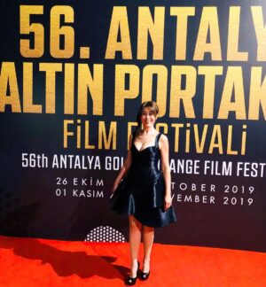 Ayşegül Ünsal Instagram - Antalya Altın Portakal Film Festivali  açılışı yüksek volüm öze dönüş mutluluğu içeriyor.❤️
elbisem için  @opiapr & @rentisthenewchic ‘e teşekkür ederim. @selinyesilbag  @_ozgurunsal_  @denizberkay canımsınız.İyi ki varsınız.❤️❤️