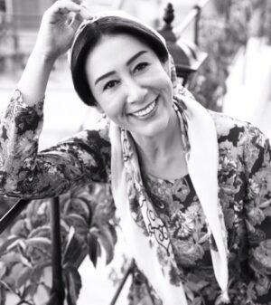 Ayşegül Ünsal Instagram - Canlar,bu gece sizlere son kez konuk olacağız.Aşk ve Mavi’yi inşa eden tüm yüreklere,tüm çalışma arkadaşlarıma teşekkür ederim.Bu zamanda hiç kolay olmayanı hep birlikte başardık.Tam 78 hafta bizlere verdiğiniz sevgi,gösterdiğiniz ilgi ve özenle.Güzel seyircilerimiz, hepinize teşekkür ederim.Ben Hasibe’yi çok sevdim.Yaşamımın bundan sonrasında hep kalbimin bir yerinde olacak,tüm oynadığım karakterler gibi.🙏🏻Her nesnenin bir bitimi var,var da Aşk’a sınır çizilmiyor..Aşkınız,Aşkımız daim olsun.Başka yer,koşul,zamanda aynı aşkla yeniden buluşmak dileğiyle.